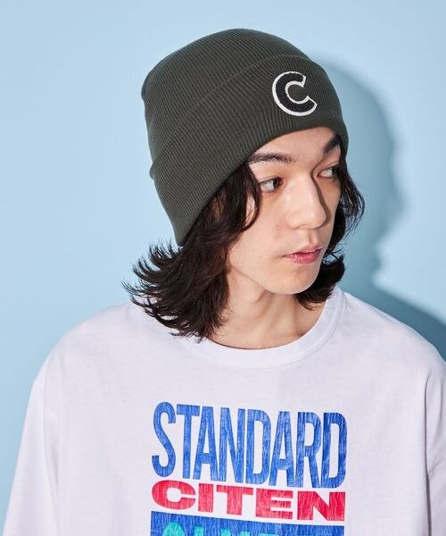 ニット帽をかぶった男性