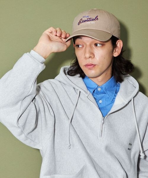 キャップをかぶった男性