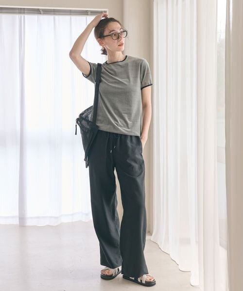 黒のワイドパンツを穿いた女性