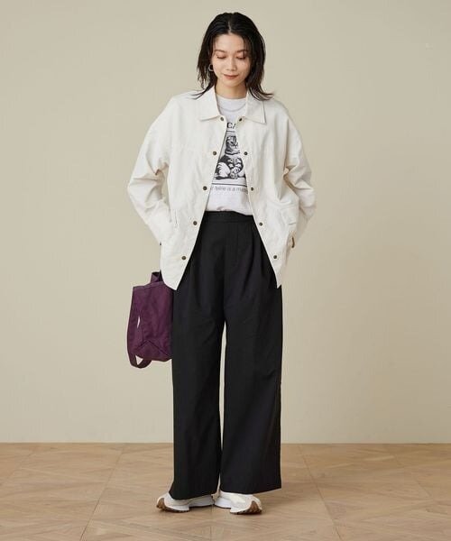 カジュアルな小物をあわせた黒パンツコーデ