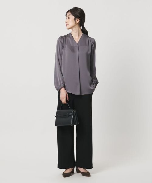 きれいめな小物をあわせた黒パンツコーデ