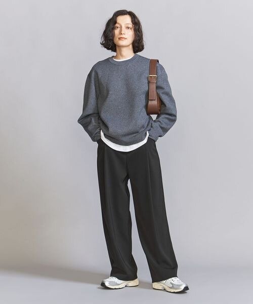 黒パンツにスウェットをあわせたカジュアルコーデ