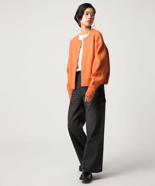 黒パンツにカーディガンをあわせたカジュアルコーデ