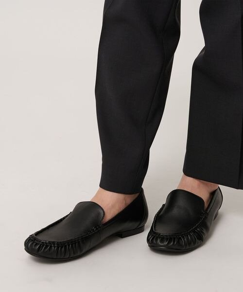 黒パンツとローファーの組み合わせ