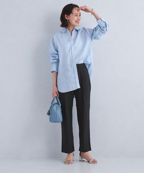 黒パンツにシャツをあわせたきれいめコーデ