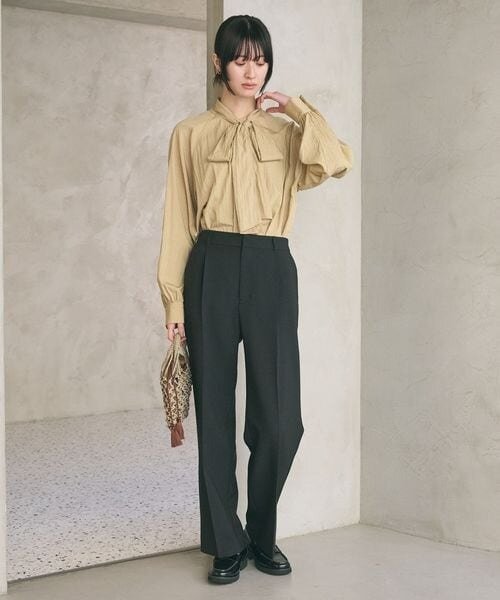 黒パンツにブラウスをあわせたきれいめコーデ