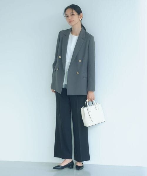 黒パンツにジャケットをあわせたきれいめコーデ