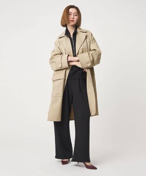 黒パンツにトレンチコートをあわせたきれいめコーデ