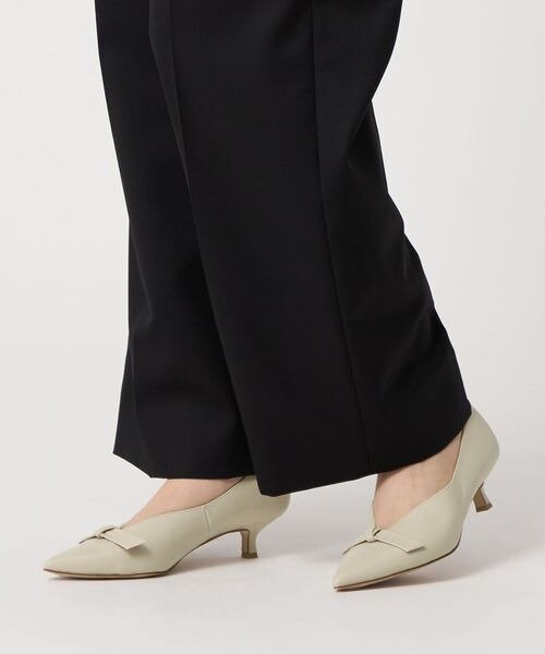 黒パンツとポインテッドトゥパンプスの組み合わせ