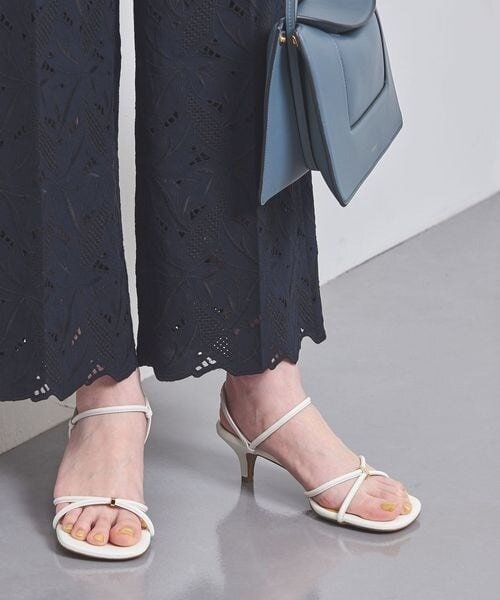 黒パンツとストラップサンダルの組み合わせ