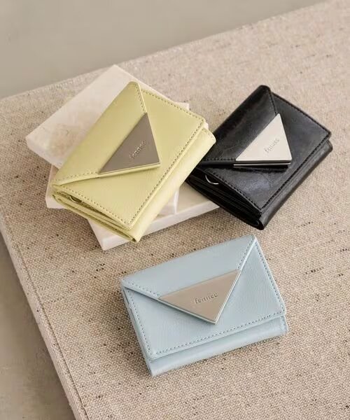 ディスプレイされた3色の財布