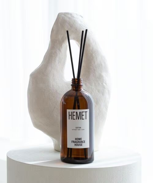 白のオブジェの前に置かれたアロマディフューザー