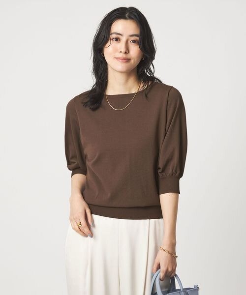 ニットを着た女性