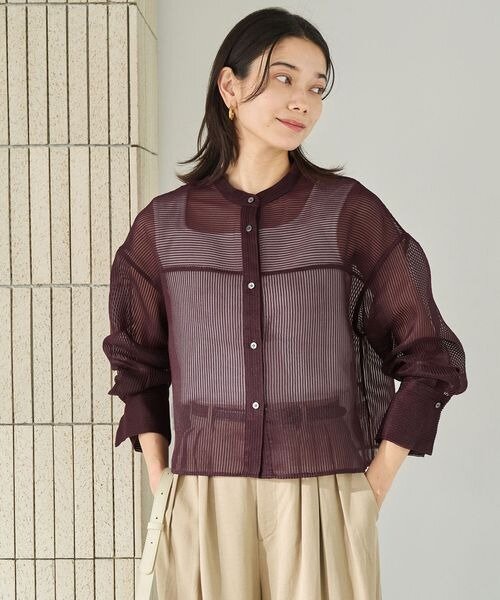 シアーシャツを着た女性