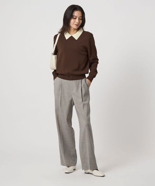 ダークブラウンのニットを着た女性