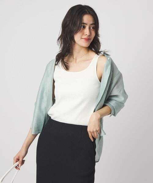 タンクトップを着た女性