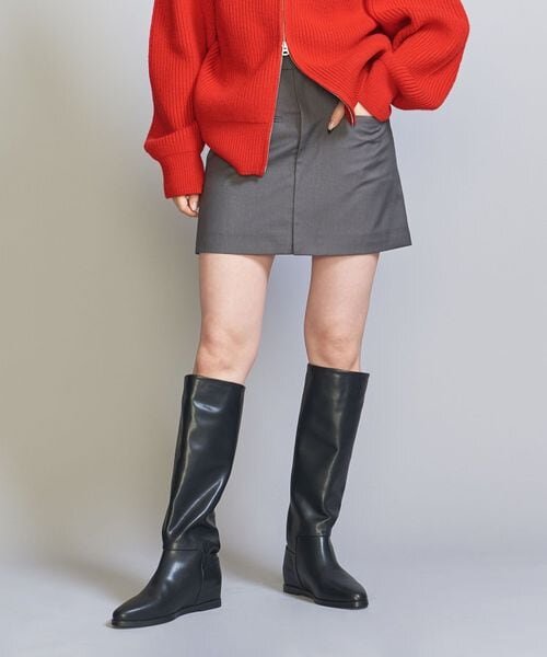 ミニスカートをはいた女性