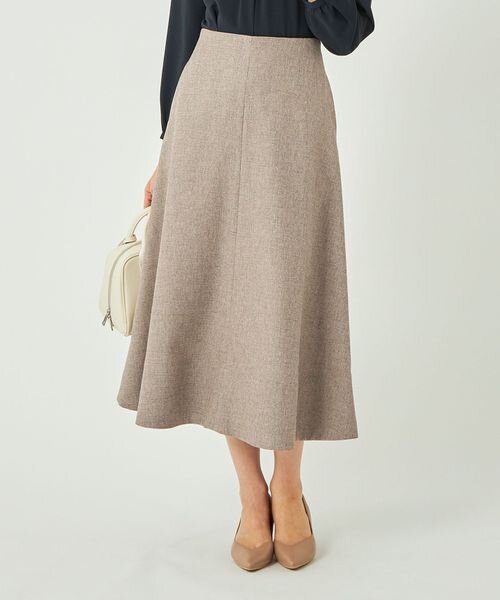 ロングスカートをはいた女性