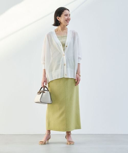 バッグを持つ女性