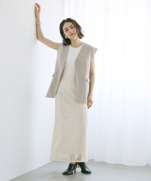 黒のシューズを履いた女性