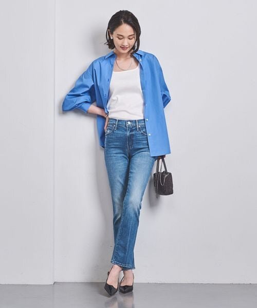 スキニーデニムをはいた女性