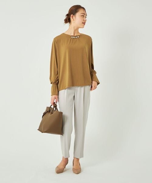 テーパードパンツをはいた女性