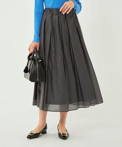 ロングスカートをはいた女性