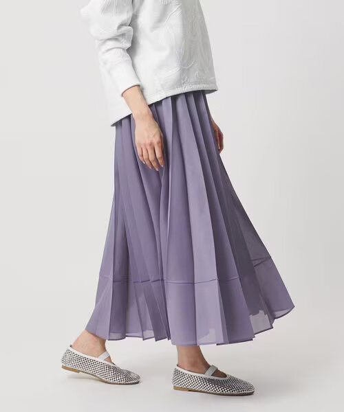 ロングスカートをはいた女性