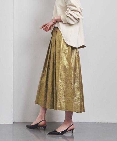 ロングスカートをはいた女性