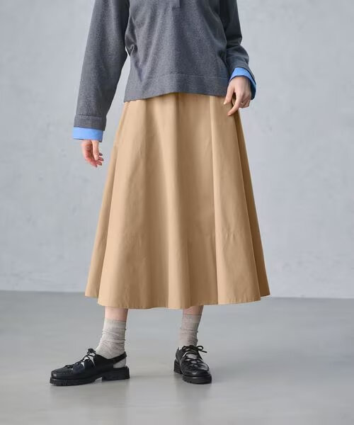 ロングスカートをはいた女性