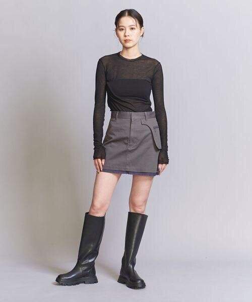 ミニスカートをはいた女性