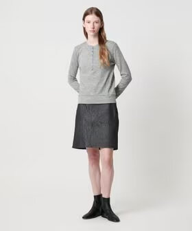 ミニスカートをはいた女性