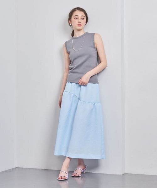 ロングスカートをはいた女性