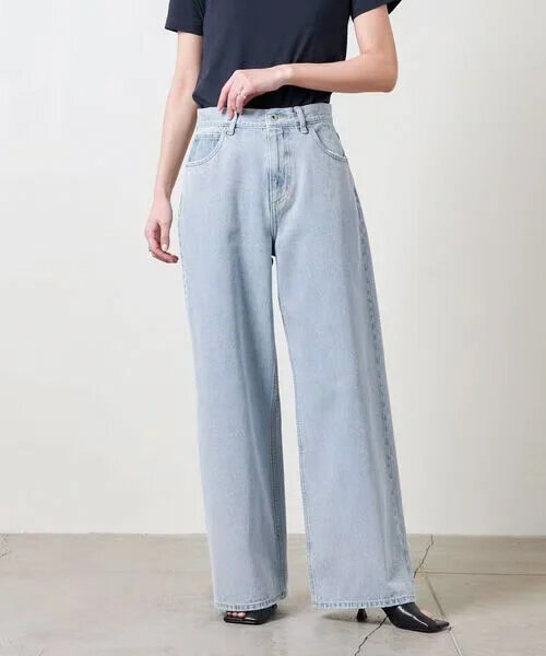 デニムパンツをはいた女性