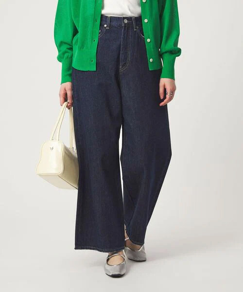 デニムパンツをはいた女性