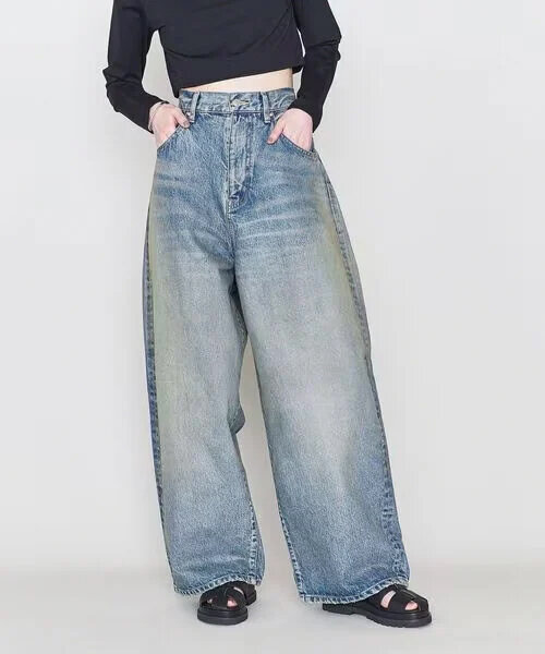 デニムパンツをはいた女性