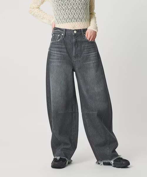 デニムパンツをはいた女性