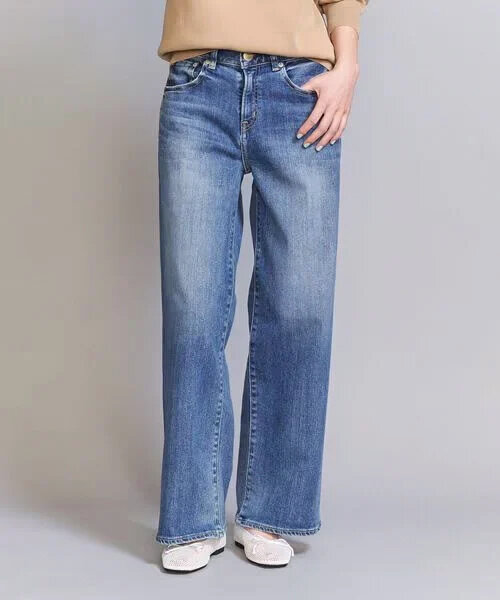 デニムパンツをはいた女性