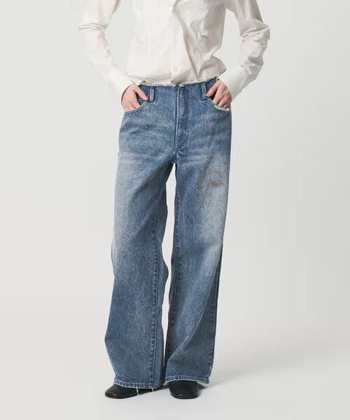 デニムパンツをはいた女性