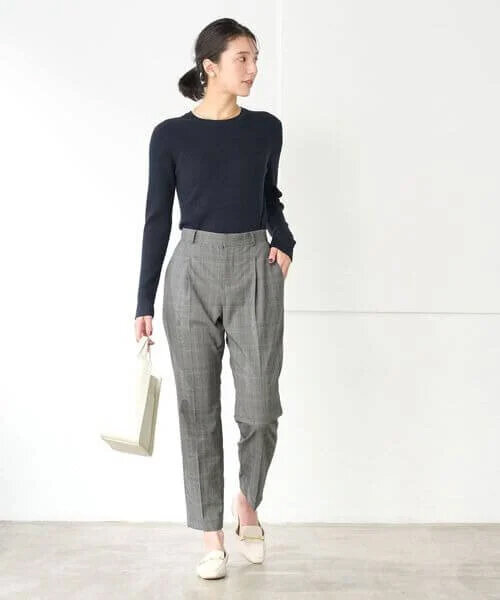 くるぶし丈のパンツをはいた女性