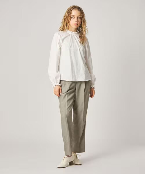 くるぶし丈のパンツをはいた女性