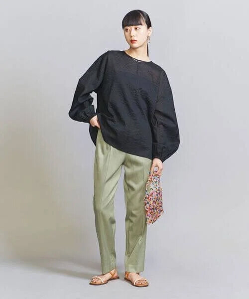 やわらかい素材のパンツをはいた女性