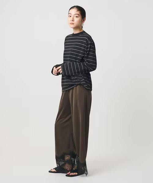 やわらかい素材のパンツをはいた女性