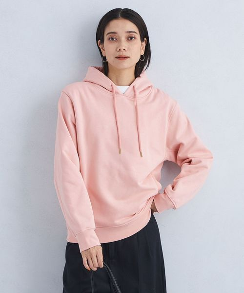 ピンクのパーカーを着た女性