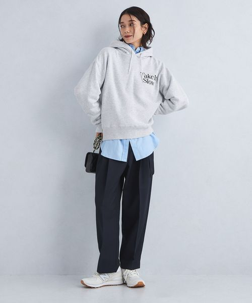 シャツとパーカーを重ね着した女性