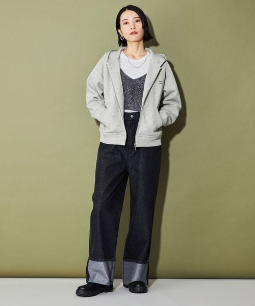 ショート丈のパーカーを着た女性