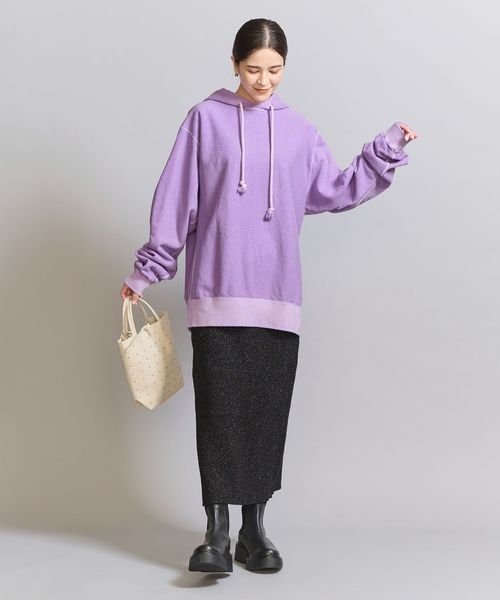 ロング丈のパーカーを着た女性