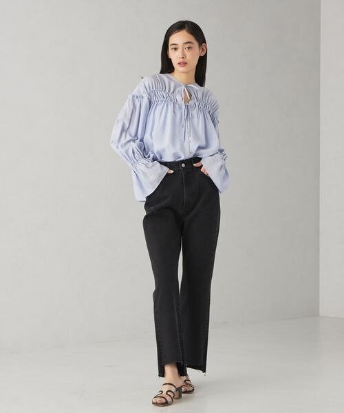 黒のデニムパンツを着用した女性