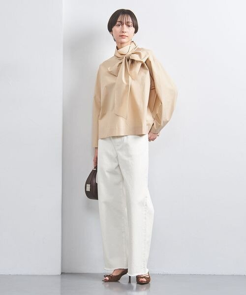 白のデニムパンツを着用した女性