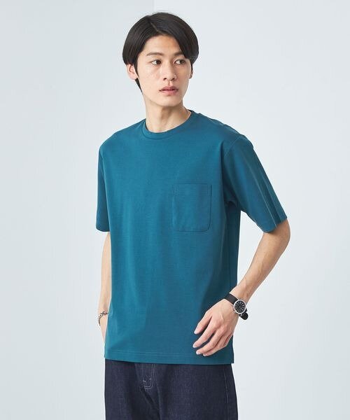 Tシャツを着た男性